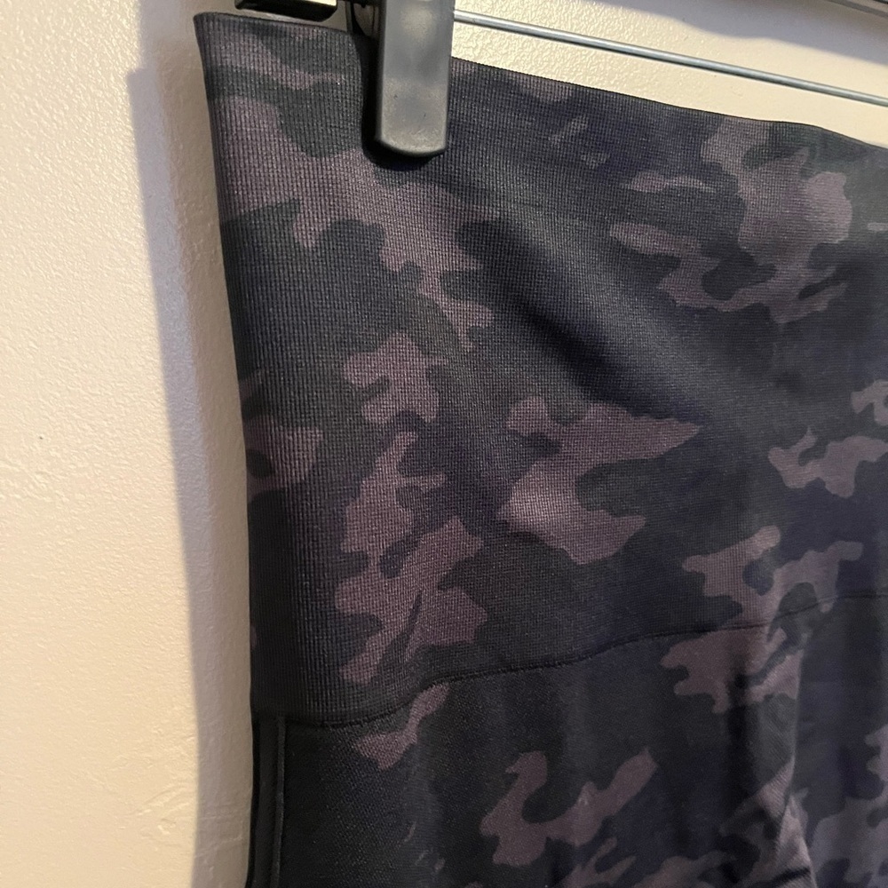 SPANX Look at Me Now Seamless Leggings - Camo - Picture 9 of 12